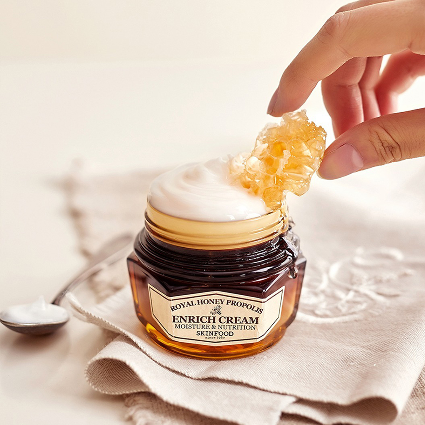 SKINFOOD Royal Honey Propolis Enrich Barrier Cream, 63ml - detaliu textură K-Beauty | SkinCare Korea